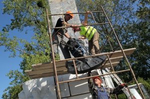 Черняховский тоже Советская символика,мразь ты [ебу.чая] хохло-пшековская?