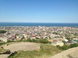 в прошлом году была на нём. ехали по Азербайджану до России вдоль Каспия. везде нефтекачки у них там стоят. говорят у них в этих местах (возле Баку) море грязное, что не удивительно. заночевали в Дербенте, искупались на местном пляже. Каспий очень понравился, такое ласковое, с песочным дном море. именно как море, как озеро его не воспринимаю, потому что по ощущениям и внешнему виду ничем не отличается от остальных: тоже соленое, уходящее в горизонт и с волнами.