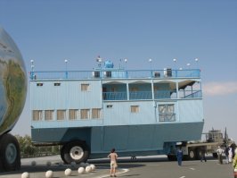 Тащится нормальным большегрузным тягачом