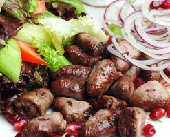 Спасибо что напомнили! Из говядины не пробовала, но была очень удивлена, когда знакомый в Дубае предложил попробовать шашлык из куриных сердечек)) Мне даже в голову не приходило, что из потрохов можно делать шашлык! А оказалось, что он получился самый интересный по вкусу (был еще из морепродуктов, креветок, баранины и курочки). А мариновал он его в специях и гранатовых зернах. Очень рекомендую!!!