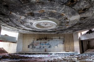 Высоко в горах Болгарии на высоте 1440 метров стоит памятник-призрак социалистического прошлого. Это Бузлуджа - знаменитая летающая тарелка, храм КПБ, притягивающий к себе интерес тех, кто любит необычное и таинственное.