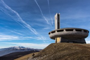 Высоко в горах Болгарии на высоте 1440 метров стоит памятник-призрак социалистического прошлого. Это Бузлуджа - знаменитая летающая тарелка, храм КПБ, притягивающий к себе интерес тех, кто любит необычное и таинственное.