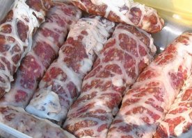 Курдюк неплохо,но на любителей.
Попробуйте заворачивать в говяжьи сетку всё что угодно, если это
пригодно для жарки на углях.
Фарш любой,печень,лампочки,куриная грудка... всё на ваш вкус.
Получается сочно и вкусно.
Фантазии на наступающий сезон шашлыков