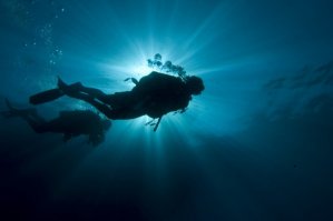 Не соответсвует действительности в Каспии как и в Черном дальше х.уя ничего не видно.