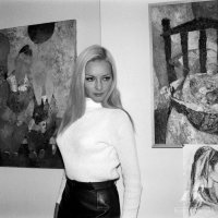 Эту фото надо травматологу показать... Как-то ей фотомонтажники неправильно голову приделали, судя по всему