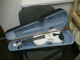 Lindsey Stirling
Малопопулярна она ещё, особенно в России. За 5-6 лет её концертов только 2 раза была у нас.
Да и сам случайно наткнулся...
В связи с переизданием Скайрима решил ещё раз сыграть. Искал на Ютубе видеоописание модов, случайно нашёл Skyrim - Lindsey Stirling & Peter Hollens youtube.com/watch?v=BSLPH9d-jsI.
Через 2 месяца на новой скрипке занимался намного старательней, чем когда 8 лет назад кое-как закончил музшколу.