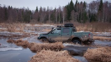 я бы лучше пикап взял, типа nissan np300