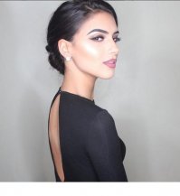 С меньшим количеством макияжа у нее нет фото)