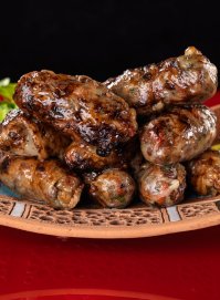 дополню: кусочек печёнки и кусочек курдюка неплохо бы обернуть кишкой, и туда-же положить немного кинзы, тогда будет вкуснее и не так сухо.