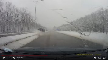 На видео далеко не газончик, там отбойник, хоть и припорошенный снегом. Бетонную стену метра полтора высотой ставить?