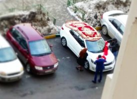 Карачаевская или кабардинская свадьба. Обычай такой - накрывать машины коврами. Происхождение - хз..