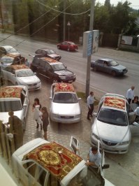 Карачаевская или кабардинская свадьба. Обычай такой - накрывать машины коврами. Происхождение - хз..