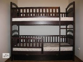 Я детям купил кровать, как на фото. В целом - доволен.
На фотках в посте детские комнаты какие-то огромные:). В нашей детской 12м2 (стандартная спальня наших квартир). Но место таки экономит. В будущем второй ярус можно снять и использовать как полноценную вторую кровать. Выдерживает нормально так нагрузку. Спал с малым наверху несколько раз - вес спокойно выдерживает. По поводу падений - не наблюдалось Старший спит - бортик не даёт вывалиться. По лестнице бегать туда-сюда детям даже нравится, всё нормально. Младшей, правда нужно помогать, но она обитает на первом этаже, маленькая еще.
Теперь минусы:
Застилать кровать таки неудобно (на втором этаже). И это у меня еще бортики решетчатые, руки можно просунуть. Со сплошными бортиками - я представляю этот квест.
Летом - да, душновато. Причем, что самое интересное, и на первом этаже. Но не сильно, спать можно нормально.

А в целом, повторюсь, кроватью доволен. В любом случае место экономит.