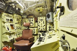 О чем этот пост?! да ни о чем....
Все скрашивает, конечно же, сопатка лапёрная...
В остальном... боюсь, 98% народа даже не смогут определить, что за интерьеры на фото. (ну, кроме того, что они в стиле милитари0-минимализма)
А про название поста... думаю, словами "Аккуратно и все на своих местах" можно сопроводить любые фото выставочных образцов.
ну, например...