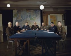 Я, конечно, понимаю, война и всё такое, но что, в Лондоне для штаб-квартиры сукна не нашлось, чтобы стол подлатать? Небось, бильярдные работали вовсю!