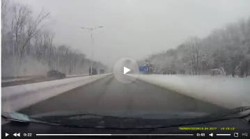 Алекс, да ну гдееееее????? Отбойник не накопит снег, потому что под ним пустота!!!! В этом и разница! Поэтому его никак не перескочить!!!!
Прямо видны следы въезда на газон! Отбойник ТОЛЬКО по краю дороги!