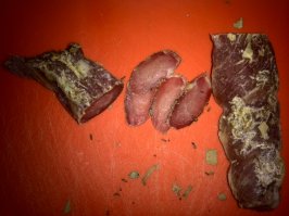 Мяско свиника сушеное в лавре,  чесноке,  тмине,  соли и перце