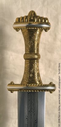 Картинки бы получше, вот реконструкция шлема из Саттон-Ху и меч Дым Саттон-Ху с одноимённым дамаскинажем.