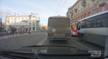 Можете минусить, но...

На 7 секунде видео видно, что для водителя зажглась зеленая стрелка, разрешающая ему поворот налево. Он пересек двойную, т.к. впереди стоящий автобус встал на красный. Разметка на полосе позволяет автобусу ехать по этой полосе прямо, но встав на этой полосе он помешал повернуть налево регу без пересечения двойной сплошной. Это рега, конечно, не оправдывает. Может он психанул из-за автобуса - не знаю как там организовано движение на перекрестке, возможно регу бы пришлось снова дожидаться зеленой стрелки из-за этого автобуса. 

Пешеход НАРУШИЛ ПДД, начав переходить проезжую часть на запрещающий для него сигнал светофора. За рулём 18 лет и частенько вижу, как пешеходы на подобных перекрестках забивают на сигнал пешеходного светофора и прут через дорогу, мешая поворачивать.  

Так что рег виноват за пересечение двойной сплошной, но пешеход так же виноват. Если бы автобус не стоял перед регом, то рег мог точно так же, не нарушая правил, повернуть налево и наехать на этого пешехода. Хотя куда надо было смотреть, что бы не увидел пешехода, мне непонятно.