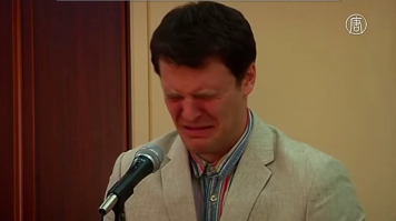 Сначала "категорически нельзя фотографировать солдат" и следом "военные попадают в кадр, кажется, на каждом втором снимке". Т.е. либо товарищ киздит, либо чужие примеры ничему дураков не учат.