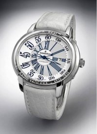 Корпус и застежка часов выполнены из белого золота. На белом лакированном циферблате красуются синие арабские цифры в ассиметричной зоне, на внутренней серой зоне расположены синие римские цифры. Белый ремешок сделан из кожи аллигатора.

В 2014 году бренд Audemars Piguet был оценен в 728 млн. швейцарских франков, что поставило его на десятое место в рейтинге брендов производителей швейцарских часов[1].

 728 млн. швейцарских франков это 731,3 млн. долларов -именно столько стоят часы Папы Римского Бенедикта 16 подаренные ему Радио Ватикана.

Патриарх Кирилл же носит подарок за 28000 евро т.е. 30 тыс. долларов... причем как носит - те знаменитые снимки были сделаны "украинскими журналистами" по утверждению Патриарха присутствует монтаж снимков ( но мы же поверим не Патриарху, а украинским "журналистам?")

P.S. Конечно со своей точки зрения я бы предпочел, чтобы Церковь и служители Церкви вели предельно аскетический образ жизни, а все пожертвования направляли на обустройство -детских домов, больниц, хосписов и т.д. 
 Так зачем же православные священники одеваются как "новогодние елки"? Дело в том, что эта традиция идет из Византии, именно там для большей зрелищности начали носить такие парадные одежды и если в повседневном быту -просто черные, то во время службы ПРЕДПИСАНО - быть в парадных (как правило они переходят от одного иерарха к другому) и традицию не так то просто сменить, тем более такой достаточно консервативной организации как Церковь.

 Отдельно хочу сказать про предметы из золота -распятия, кадила, подсвечники и т.д. - тут присутствует обман, да да -священники нас обманывают!;) Это так называемое -сусальное золото т.е. металлический предмет покрытый тончайшим слоем золота чуть более тонким чем краска и в массивной "золотом" подсвечнике золота может быть всего несколько граммов.

P.S. Я не оправдываю "разжиревших попов" -я за справедливость, а в сети слишком уж много фейков на тему РПЦ (грамотного фотошопа) чтобы считать это случайностью -идет информационная атака на РПЦ и концы идут к "украинским журналистам", "некоммерческим фондам", "либералам" с Эхо Мацы исповедующим иудаизм, что и заставляет встречать такие вбросы -"в штыки".