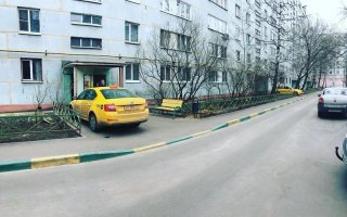 У нас во дворе таких отучили так парковаться. Сначала вежливая записочка. Потом ещё одна, уже не очень вежливая. Затем, для тех кто в танке, четыре колеса. Обычно всё заканчивается вежливой записочкой.