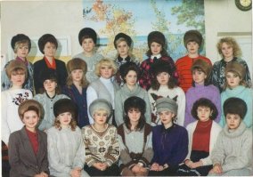 Шапки в помещении - именно это было основным трэндом 80-90х.