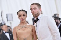 Разумеется, Патиссон встречается с каким-то пирсингованым чмом. 

ЗЫ. Я знаю, что его фамилиё пишется по-другому