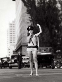 Ничего так регулировщица