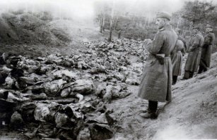 Человек -самое жестокое животное на Земле... Зверь убивает ради пропитания, человек - из удовольствия, алчности, жестокости, веселья...... Абрамович, лишь показала окружающим человеческую натуру. Она скрыта. Пара часов и её б убили. Это не исправить, сидит слишком глубоко....