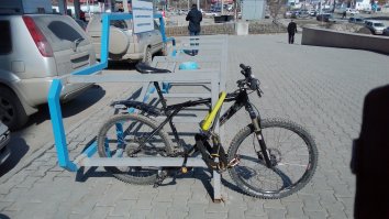 Вот рядом с офисом чел паркуется. 4 адских блокиратора пропущены через всё, что можно снять, только седло и крыло без охраны. Видимо велик уже не первый