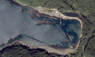 Русский остров, бухта труда - там топляка хватает. Это при том, что там уже несколько лет пытаются что-то изобразить для иностранцев)).