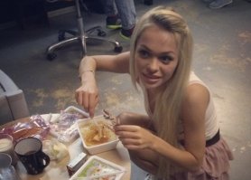 ... я бы вдул, без доширака и без сомнения в его вкусовых качествах  :)