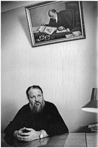 Двое в комнате, я и Ленин, фотографией на белой стене...