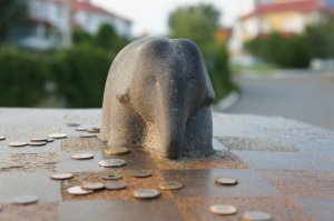 Вот мои фото. Оказавшись в Элисте, иногда ощущаешь себя как в юго-восточной Азии. Хурул великолепен, и скульптурка из города шахмат: