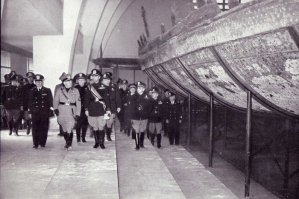 на этой фотке ясно видно, что корабли Калигулы- небольшие лодочки. Немного здравого смысла и учебник сопромата и становится ясно, что такой 70м корабль из дерева не соберешь. Интересно, какой будет вдлина и вес у весла даже первого ряда?