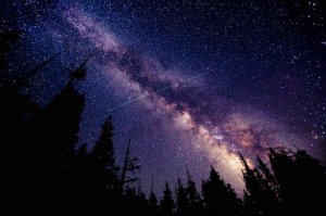 Зимой, глубокой ночью, когда из теплой хаты до сортира бежишь)) 

Зрелище примерно такое , если конечно убрать краски))