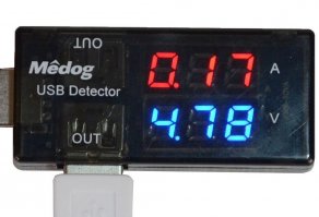 Да, гоподь вам судья... 
У меня же есть хренька похожая как на картинке. Если наберете в гугле "USB Meter" найдете миллион мест где купить. Так вот, например "Iphone 5S" втыкнутый в НЕ чесный "Самсунговский" зарядник отгребает все 2 ампера. Заряжается очень быстро. только здоровья это ему не добавляет. По сему, дочь была обучена не заниматься случайными связями с разного рода "зарядками".
Да кстати, телефоны все же умеют ограничивать зарядный ток на уровне 400 - 500 мА если понимают что это не родная зарядка или подключение к компьютеру. А если ушлые китайцы с помощью резисторов эмулировали "родную" зарядку то телефон берет от нее все, на что она способна когда больше, когда меньше (за вычетом падения на проводах).   А вам, конечно же, удачи, и минус в карму за слово "бред".