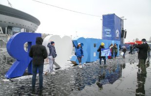 Я был на этой игре, судья мудак!
=============================

На подходе к стадиону лужи, само футбольное поле отвратительного качества, 
Еще крыша протекала! 

Вот вам и объект за 43.000.000.000 рублей 



(Фото не мои)