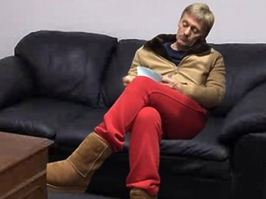 Угги считались вполне приличной обувью, их считалось вполне приличным надеть практически с любой одеждой, даже с красными штанами