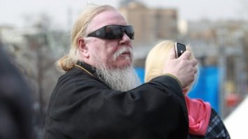 вот кто пропитан алчностью