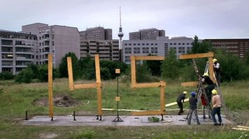 Вот часы, так часы!!!  

"Художник Марк Форманек при поддержке компании Datenstrudel создал часы, которые строятся в режиме реального времени. 24 часа, 70 рабочих, 30 досок, 1611 изменений. Конструкция 4 метра в высоту и 12 в длину возводилась непрерывно на протяжении суток в берлинском Парке скульптур. Видеозапись процесса синхронизируется с точным московским временем."