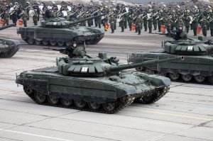 На фото обычные старички Т-72Б.  Бэ Три выглядят несколько иначе,фото даже с репетиции.