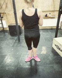 По моему она кроссовки не на ту ногу обула :)