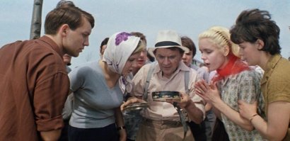 Мне это сюжет "Бриллиантовой руки" напомнило. 
Вот кто из них Шеф? Настройщик или директор?