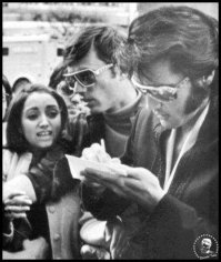 молоденькая Мадонна Луиза Чиккон берёт автограф у Элвиса Арона Пресли