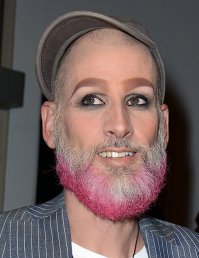 Настоящие дровосеки не рубят деревья. Они отращивают бороду и душатся парфюмами, чтобы нравиться другим дровосекам