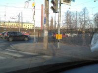 Ради интереса решил проверить про кнопку светофора на уровне земли. Действительно так и есть. Только кнопка и указатель развернуты в другую сторону.