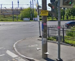 Ради интереса решил проверить про кнопку светофора на уровне земли. Действительно так и есть. Только кнопка и указатель развернуты в другую сторону.