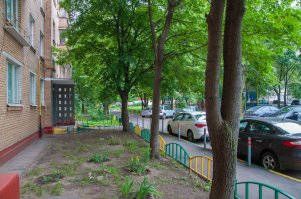 Двор детства (если без машин,ну пять шесть можно оставить) где пятилетние одни гуляли